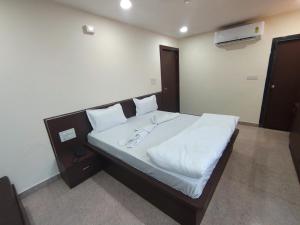 Una cama o camas en una habitación de Hotel Raj Inn