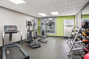 Fitness centrum a/nebo fitness zařízení v ubytování Spark By Hilton Stevensville