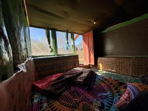 a bed in a room with a window at Hippy Hyde Kalga in Kalgha