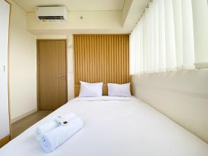 Ένα ή περισσότερα κρεβάτια σε δωμάτιο στο Best Deal and Restful 3BR Meikarta Apartment By Travelio