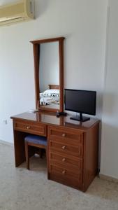 Televízia a/alebo spoločenská miestnosť v ubytovaní Pelides Apartments