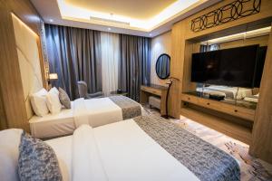 Postel nebo postele na pokoji v ubytování Mirnian Hotel
