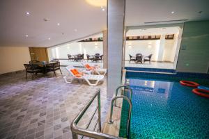 Bazén v ubytování Mirnian Hotel nebo v jeho okolí