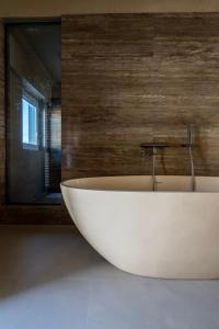 a large white bath tub in a bathroom at 无终隅民宿 in Jizhou