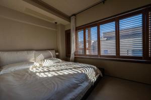 a bedroom with a bed and a large window at 无终隅民宿 in Jizhou