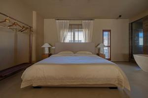 a large bedroom with a large bed and a tub at 无终隅民宿 in Jizhou