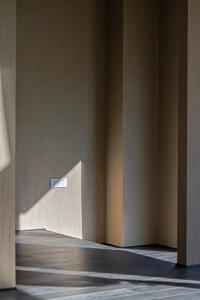 a corner of a room with a wall with a stair case at 无终隅民宿 in Jizhou