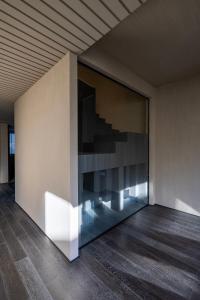 a wall with a staircase in the middle of a room at 无终隅民宿 in Jizhou