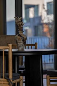 a vase sitting on top of a table at 无终隅民宿 in Jizhou