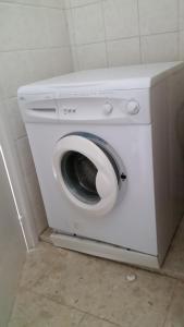 uma máquina de lavar roupa branca na casa de banho com em Pelides Apartments em Lárnaca