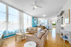Χώρος καθιστικού στο Lil Blue Surf Shack family and pet friendly