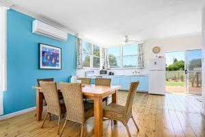 Η κουζίνα ή μικρή κουζίνα στο Lil Blue Surf Shack family and pet friendly