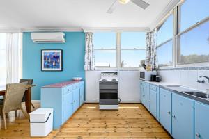 Η κουζίνα ή μικρή κουζίνα στο Lil Blue Surf Shack family and pet friendly