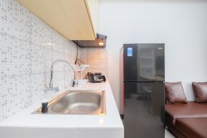 Η κουζίνα ή μικρή κουζίνα στο Comfort and Modern 2BR at Royal Heights Apartment By Travelio +15 φωτογραφίες