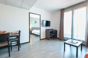 TV a/nebo společenská místnost v ubytování Comfort Aparthotel Nimes Centre