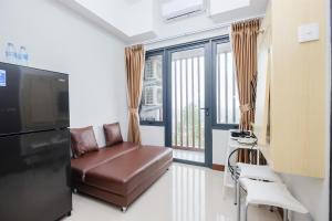 Μια τηλεόραση ή/και κέντρο ψυχαγωγίας στο Comfort and Modern 2BR at Royal Heights Apartment By Travelio