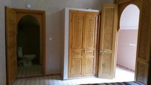 A bathroom at Riad Jenan Adam