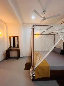 Ένα ή περισσότερα κρεβάτια σε δωμάτιο στο Avalon