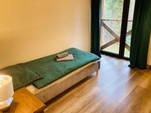 Postel nebo postele na pokoji v ubytování Modryna - Modrzewiowy Dom