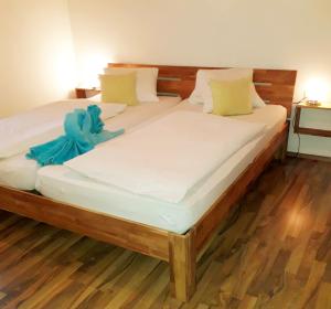 Postel nebo postele na pokoji v ubytování Panorama Ferienhaus Ematberg mit Bergblick und Sauna
