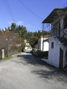 una calle vacía en un pueblo con un edificio en Village Holiday House Nick, en Agia Paraskevi