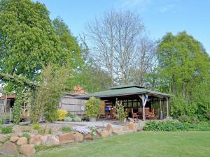 アルテフェーアにあるFerienwohnung Sundblickの庭のガゼボ付き家