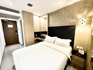 Uma cama ou camas num quarto em The Snooze Hotel at Bugis