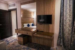 TV a/nebo společenská místnost v ubytování Ebreez Hotel