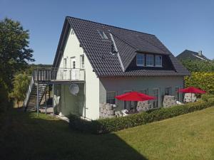 NipmerowにあるFeWo 1 im Ferienhaus Lohme -Hagen im Nationalparkの赤傘の家