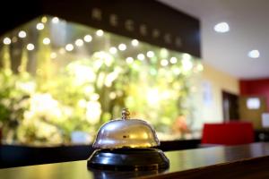 une cloche assise au-dessus d'une table dans l'établissement Hotel Palcát, à Tábor