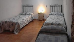 Łóżko lub łóżka w pokoju w obiekcie La Casa del Real El Real de la Jara by Ruralidays