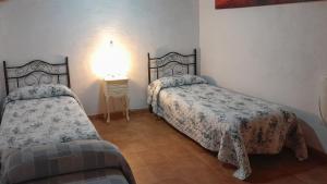 Łóżko lub łóżka w pokoju w obiekcie La Casa del Real El Real de la Jara by Ruralidays