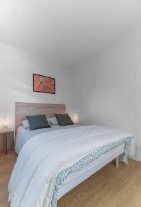 Postel nebo postele na pokoji v ubytování Résidence Desroziers - Appartements design en centre ville + 248 fotografií