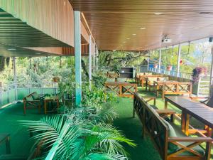 Jardí fora de Cliff lake hotel cafe and bar