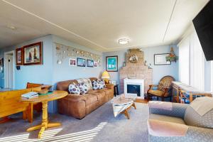 ein Wohnzimmer mit Sofa und Tisch in der Unterkunft Gray Goose Beach Cottage in Coos Bay