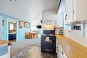 eine Küche mit einem Herd und einem Esszimmer in der Unterkunft Gray Goose Beach Cottage in Coos Bay