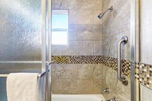 ein Badezimmer mit Dusche mit Glastür in der Unterkunft Gray Goose Beach Cottage in Coos Bay + 19 Fotos