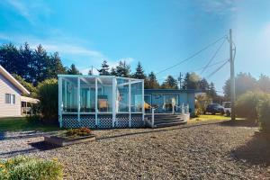 ein Glashaus in einem Hof in der Unterkunft Gray Goose Beach Cottage in Coos Bay