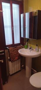 a bathroom with a sink and a mirror at Gascona con Deli in Oviedo