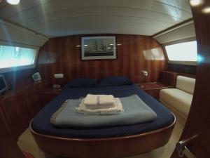 una cama en la parte trasera de un barco en Riviera Boat Resort, en La Spezia