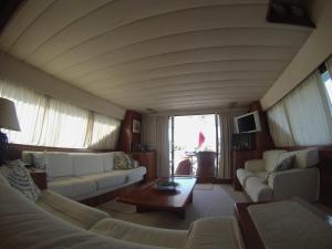 Sala de estar con 2 sofás y mesa en Riviera Boat Resort, en La Spezia