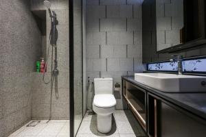 A bathroom at Borderless Swimming Pool - Invincible Twin Towers View - Free WiFi