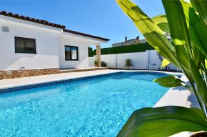 Bazén v ubytovaní Holiday Home Vinya alebo v jeho blízkosti