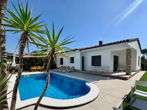 Bazén v ubytovaní Holiday Home Vinya alebo v jeho blízkosti