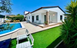 Bazén v ubytovaní Holiday Home Vinya alebo v jeho blízkosti