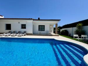 Bazén v ubytovaní Holiday Home Vinya alebo v jeho blízkosti