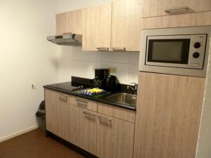 Cuisine ou kitchenette dans l'établissement Nicolette Apartments