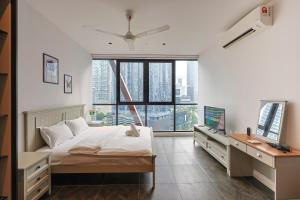 A bed or beds in a room at Borderless Swimming Pool - Invincible Twin Towers View - Free WiFi