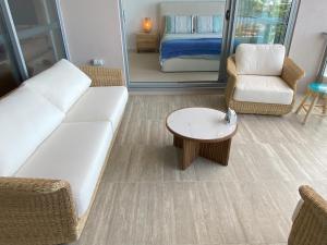 Giường trong phòng chung tại NEW BEACH Luxury 3B 2B unit - Ocean Views - 250m 2 BUDDINA BEACH!