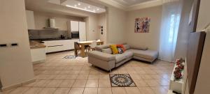 a living room with a couch and a kitchen at La piccola Flo in Terni